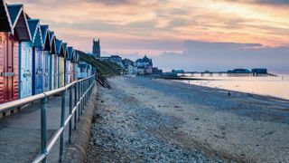 Using leading lines in composition of a seaside scene