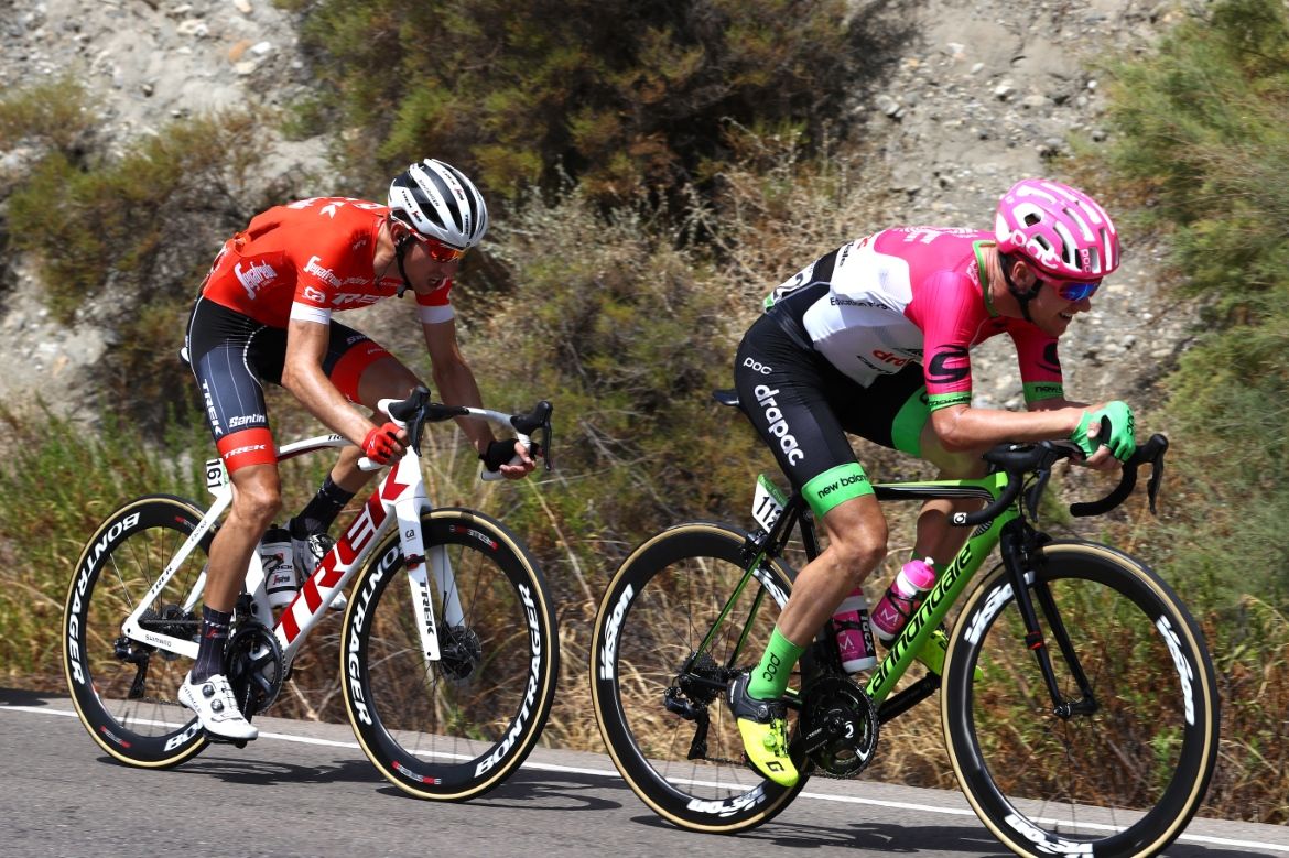 Simon Clarke puts the pressure on Mollema