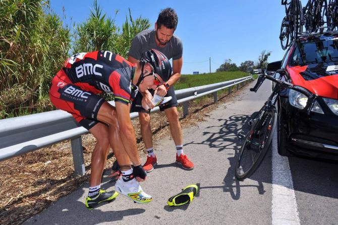 Philippe Gilbert (BMC) changes his shoes