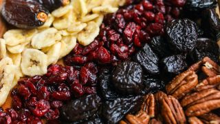 Foods to never cook in a blender: dried fruit