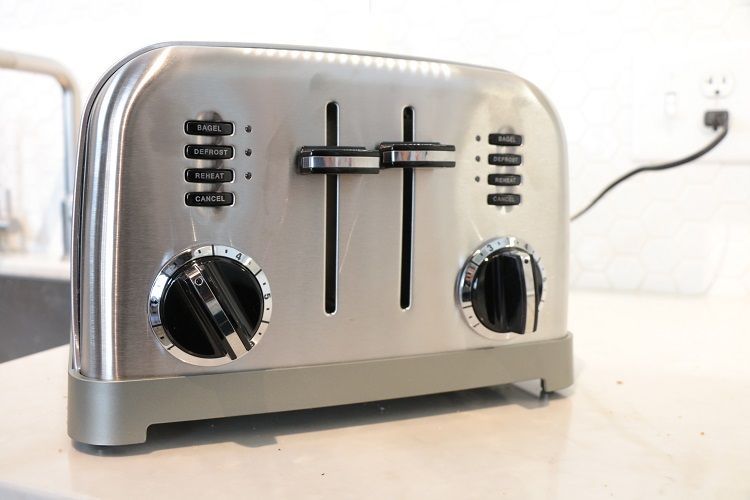 Cuisinart Classic image: The dual control feature enables you to toast with two different settings simultaneously.