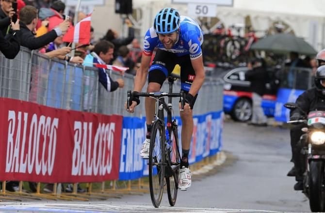 Ryder Hesjedal (Garmin - Sharp) was the last to stay with Quintana