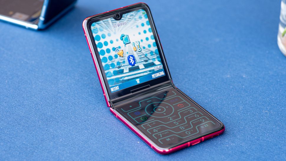 the-motorola-razr-fully-embraces-the-joy-of-missing-out-and-i-m-here