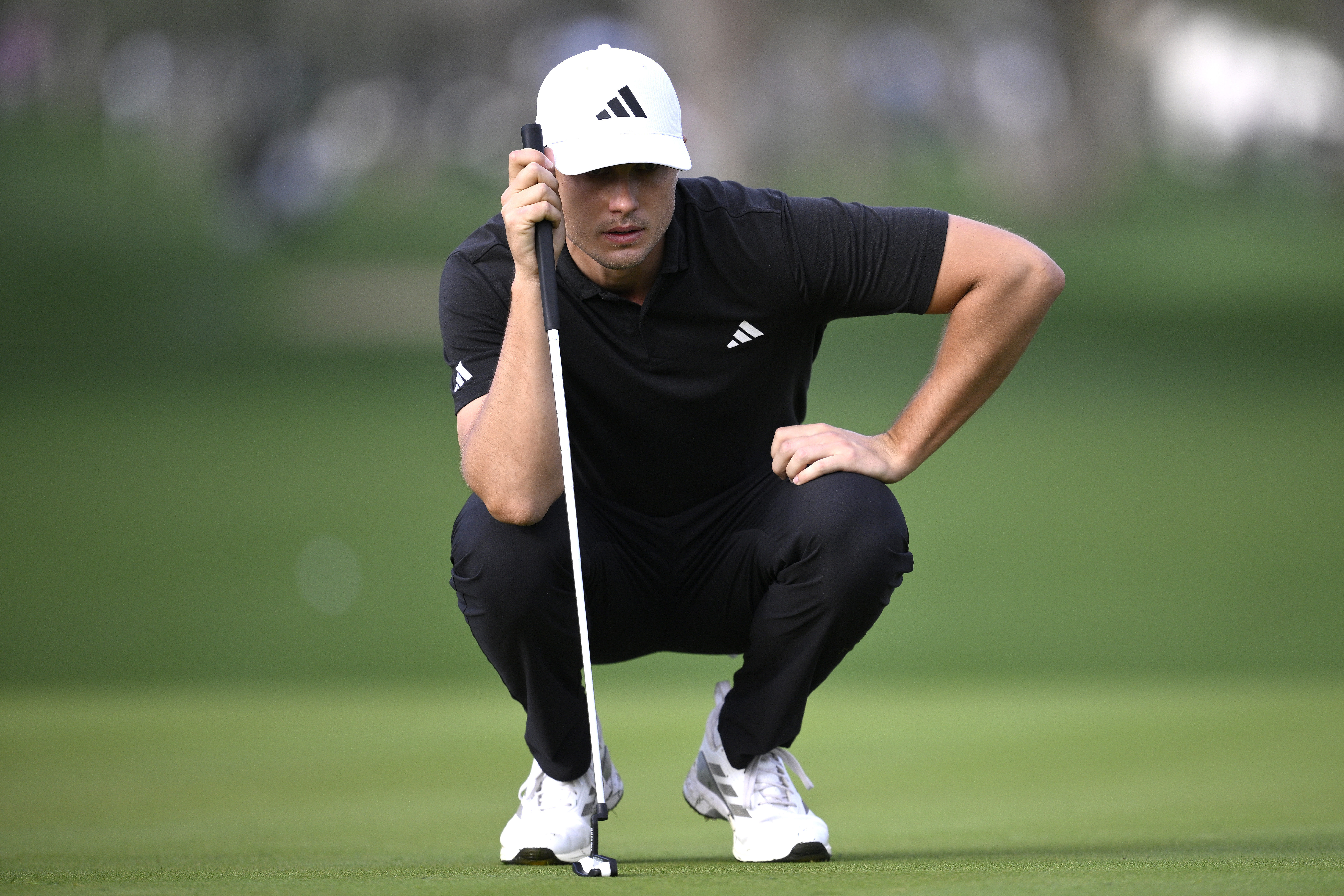 Ludvig Aberg lines up a putt