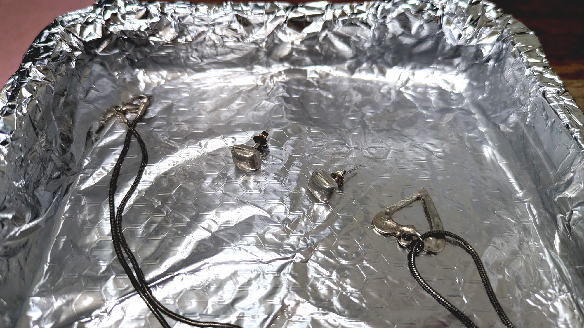 Cleaning silver jewelry with aluminum foil