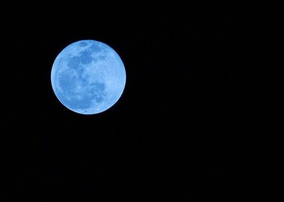 photo of blue moon taken new year&#039;s eve 2009.