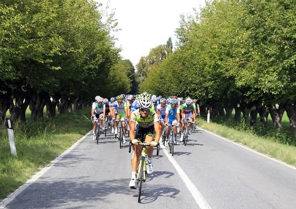An attack from the Farnese Vini team