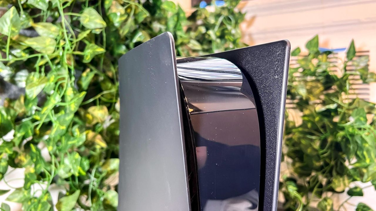 Midnight Black PS5 console cover - Up close shot