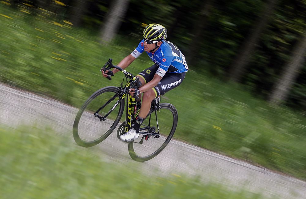 Esteban Chaves (Mitchelton-Scott) loses over 25 minutes on stage 10 at the Giro d'Italia
