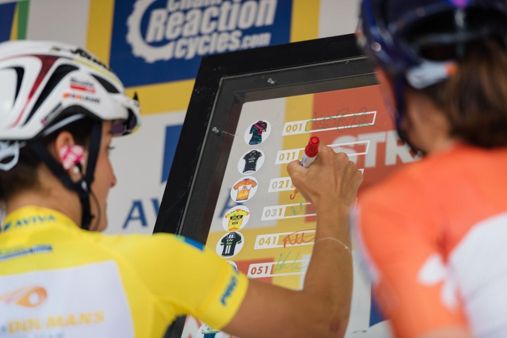 Lizzie Armitstead signing on for the final stage