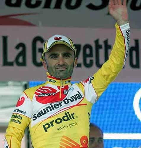 Leonardo Piepoli (Saunier Duval) salutes the sodden crowd
