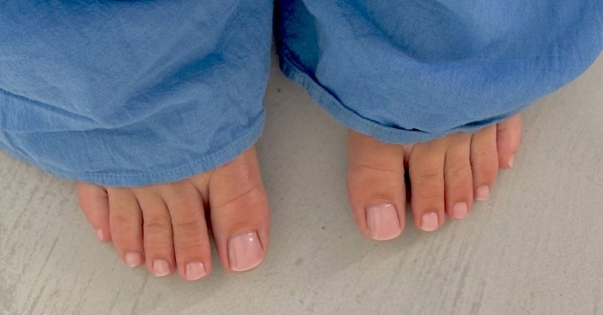 Tastemakers Are All Wearing The Bare Pedicure Right Now Tastemakers Are All Wearing The Bare Pedicure Right Now