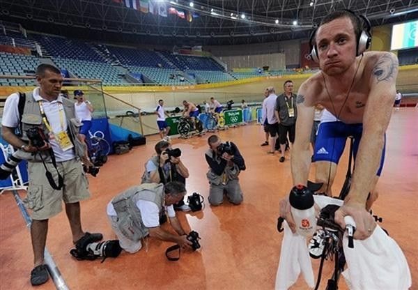 Bradley Wiggins listens to some beats while warming up