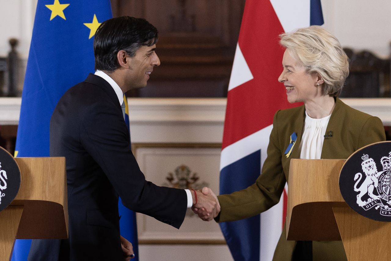 Rishi Sunak and Ursula von der Leyen shake hands 