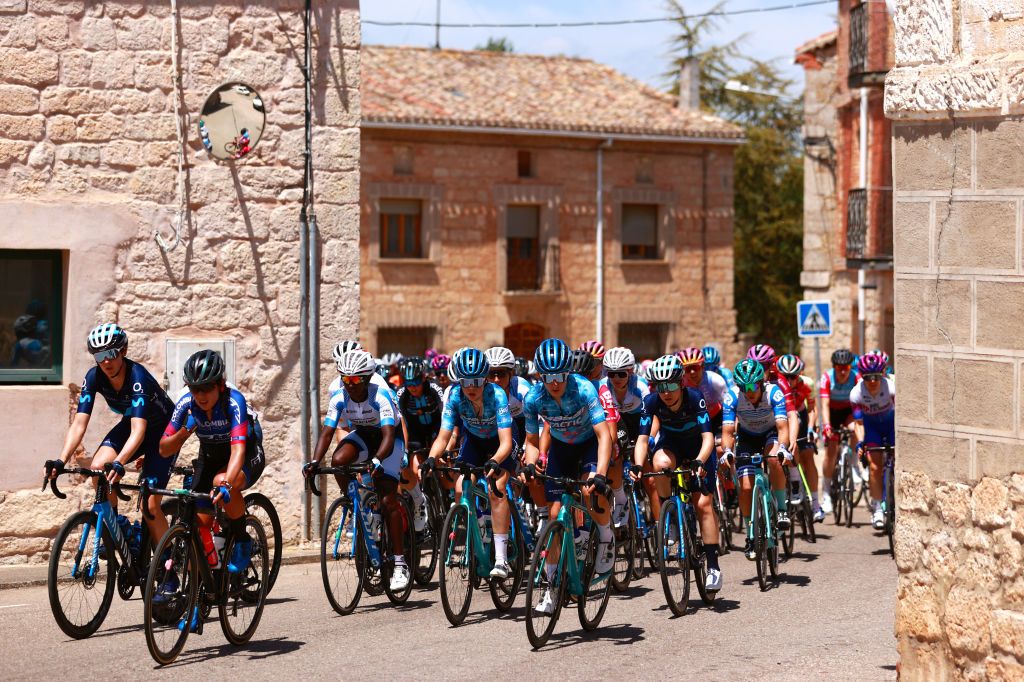 ARANDA DE DUERO SPAIN MAY 19 A general view of the peloton competing at start during the 7th Vuelta a Burgos Feminas 2022 Stage 1 a 1219km stage from Pedrosa del Prncipe to Aranda de Duero VueltaBurgos BurgosFem on May 19 2022 in Aranda de Duero Spain Photo by Gonzalo Arroyo MorenoGetty Images