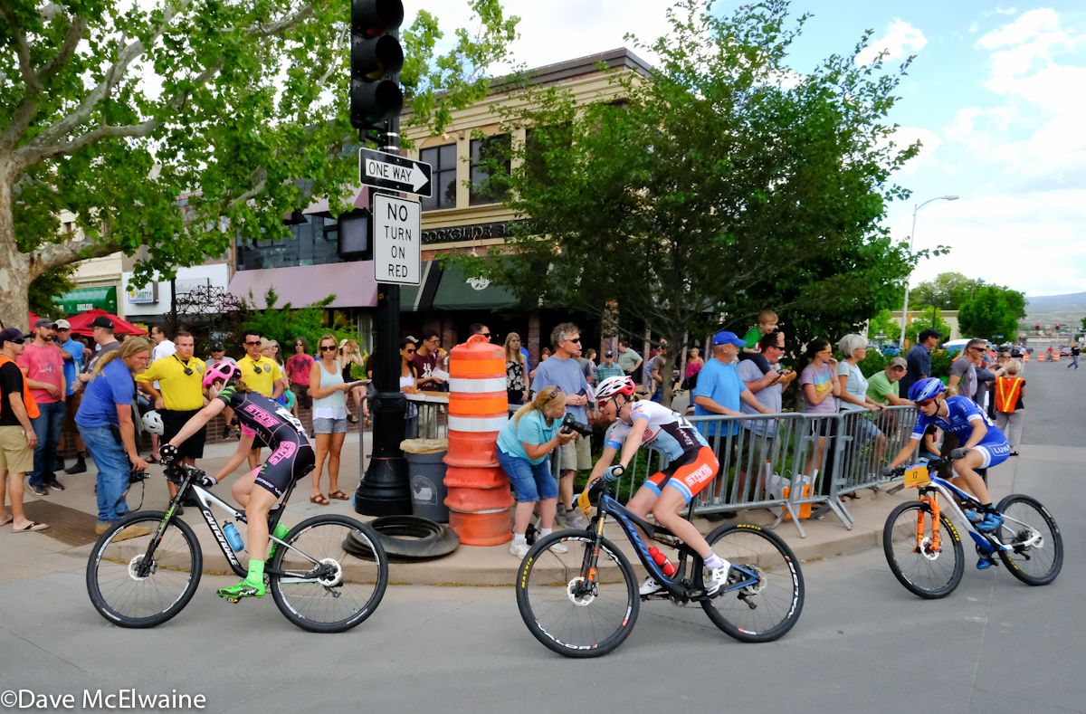 Alexis Skarda leads her NoTubes teammate Rose Grant with two laps remaining.