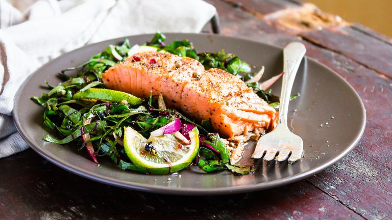 Oily fish, one of the foods to improve your joint pain