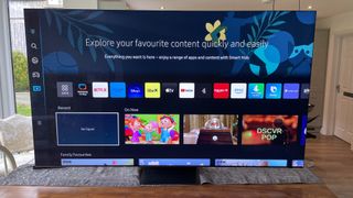 Samsung QN900C TV met zijn smart tv software