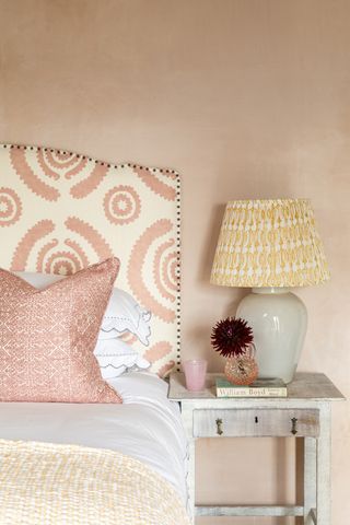 Setting plaster pink walls and decorative headboard