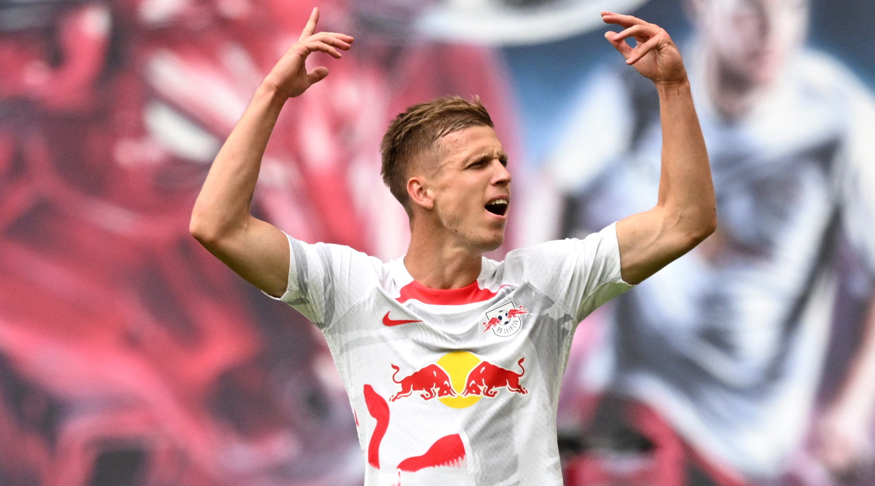 Dani Olmo de RB Leipzig reacciona a un gol anulado durante el partido de la Bundesliga entre RB Leipzig y Koln el 13 de agosto de 2022 en el Red Bull Arena en Leipzig, Alemania.