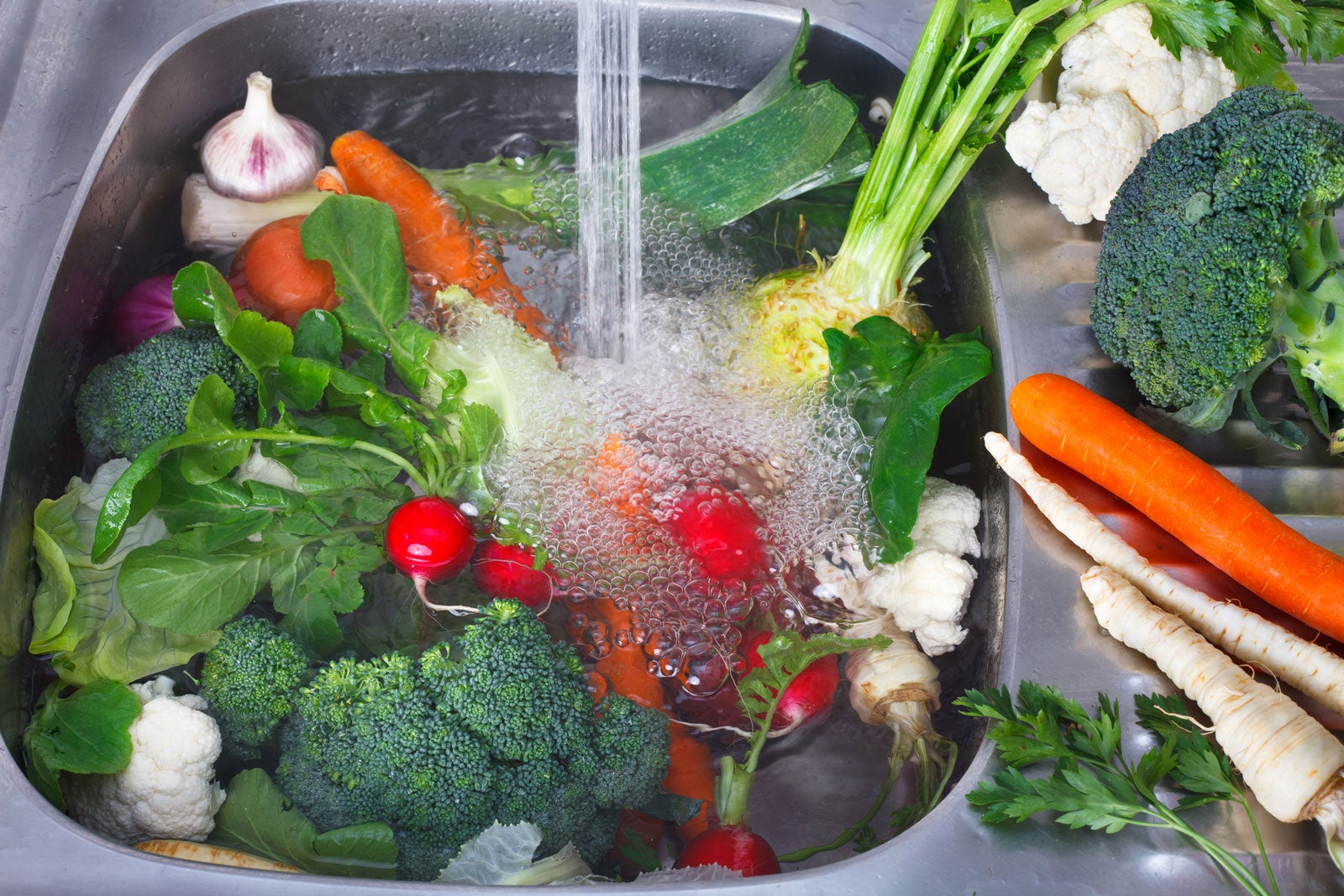 Washing Fresh Vegetables - How To Wash Vegetables From Garden