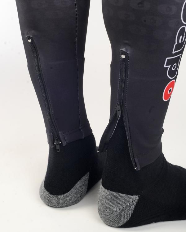 Ankle zippers make it easier to get the leg warmers on and off.