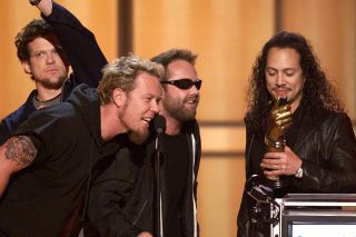 Metallica on stage at the VH1 awards: Jason is looking off into the distance