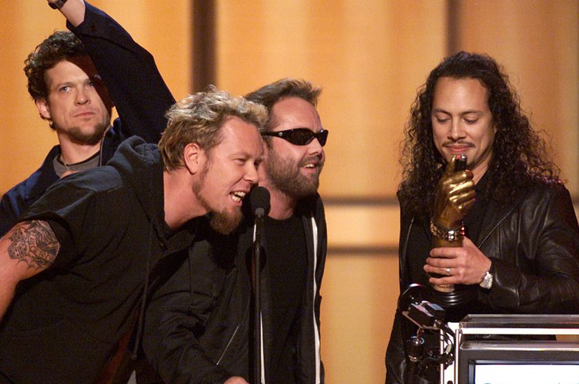 Metallica on stage at the VH1 awards: Jason is looking off into the distance