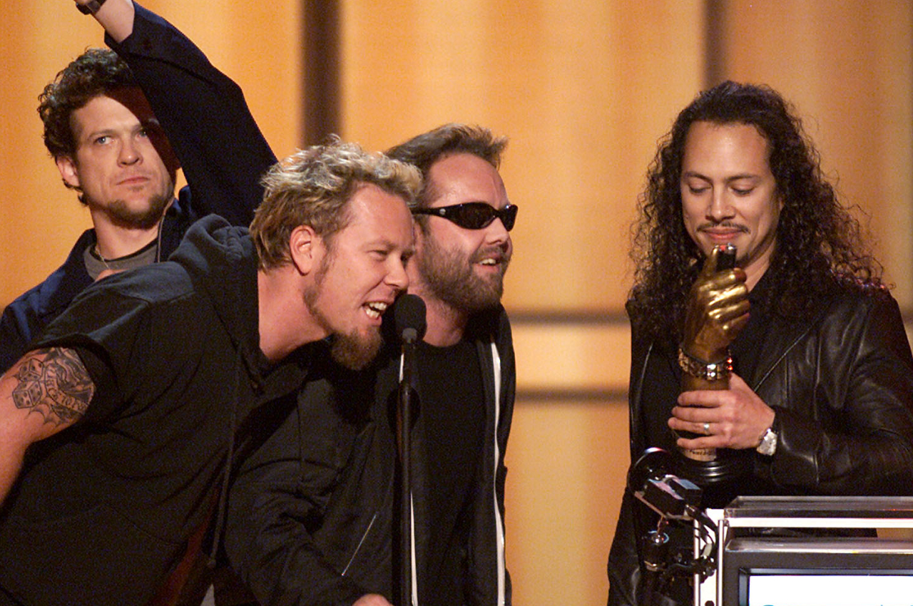 Metallica on stage at the VH1 awards: Jason is looking off into the distance