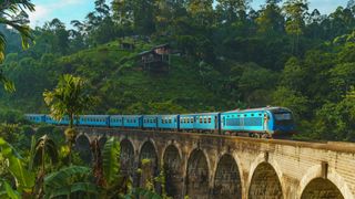 train in sri lanka going over nine arch bridge