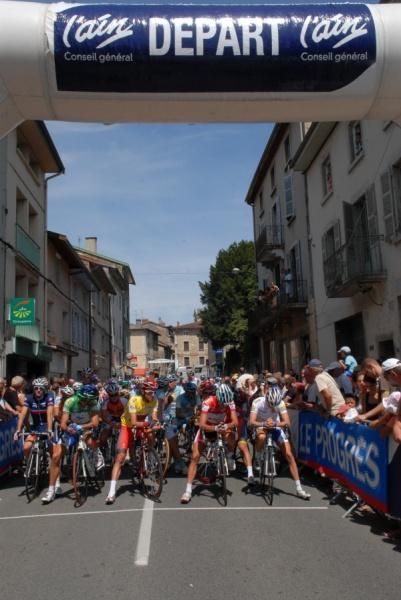The peloton awaits the start of stage one in Lagnieu.