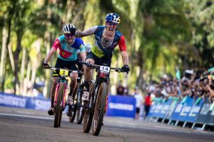 Simon Andreassen (Cannondale Factory Racing) sprints to victory in the XCO elite men's race at the Arax&aacute; round of the Whoop UCI Mountain Bike World Cup