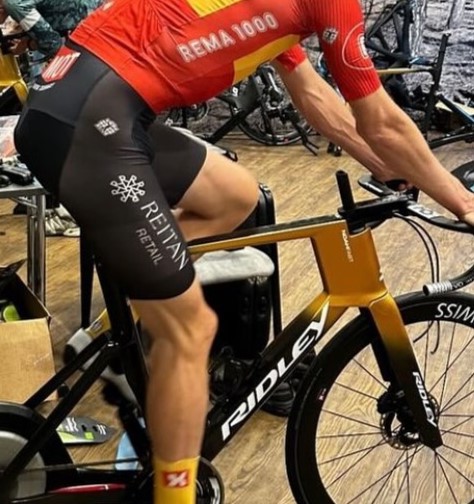 An Uno-X rider on an unknown Ridley aero bike