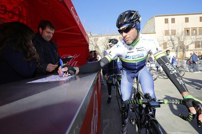 Michael Albasini (Orica-GreenEdge) signs in