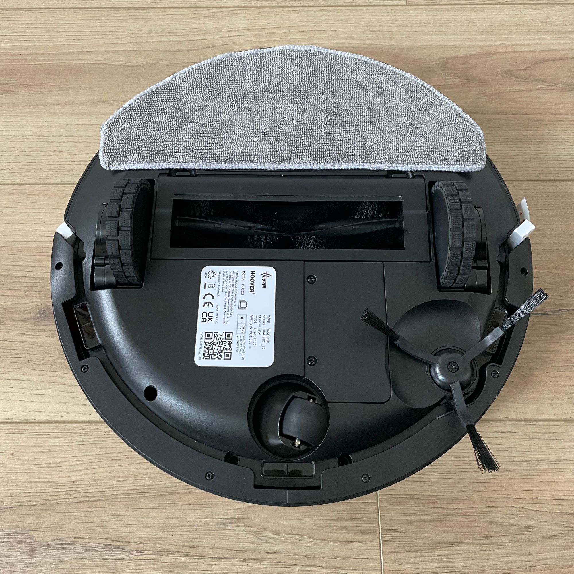 The underside of the Hoover HG2 robot vacuum and mop