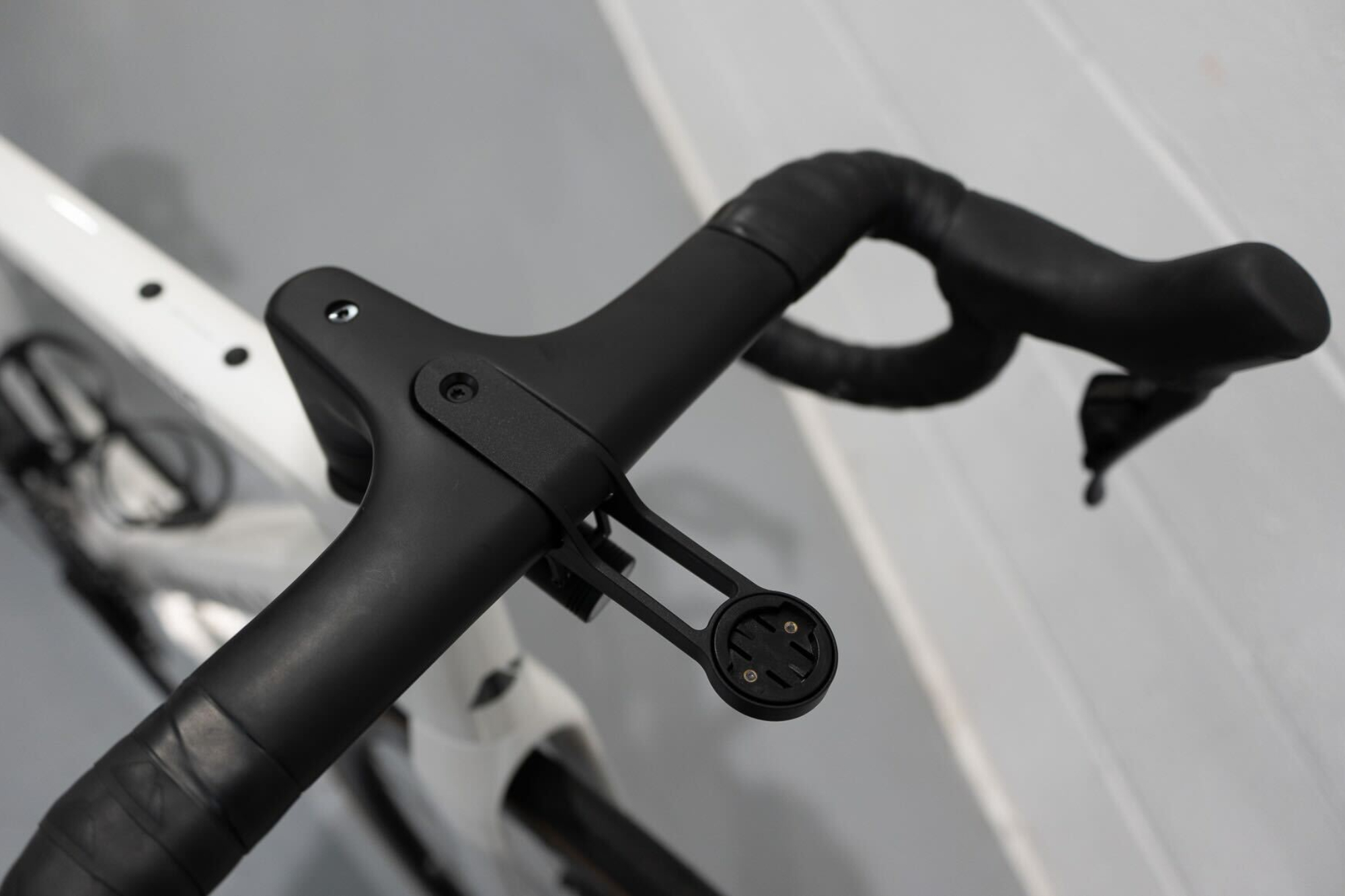 Detail of the cockpit featured on the Canyon Endurace:ONfly e-bike