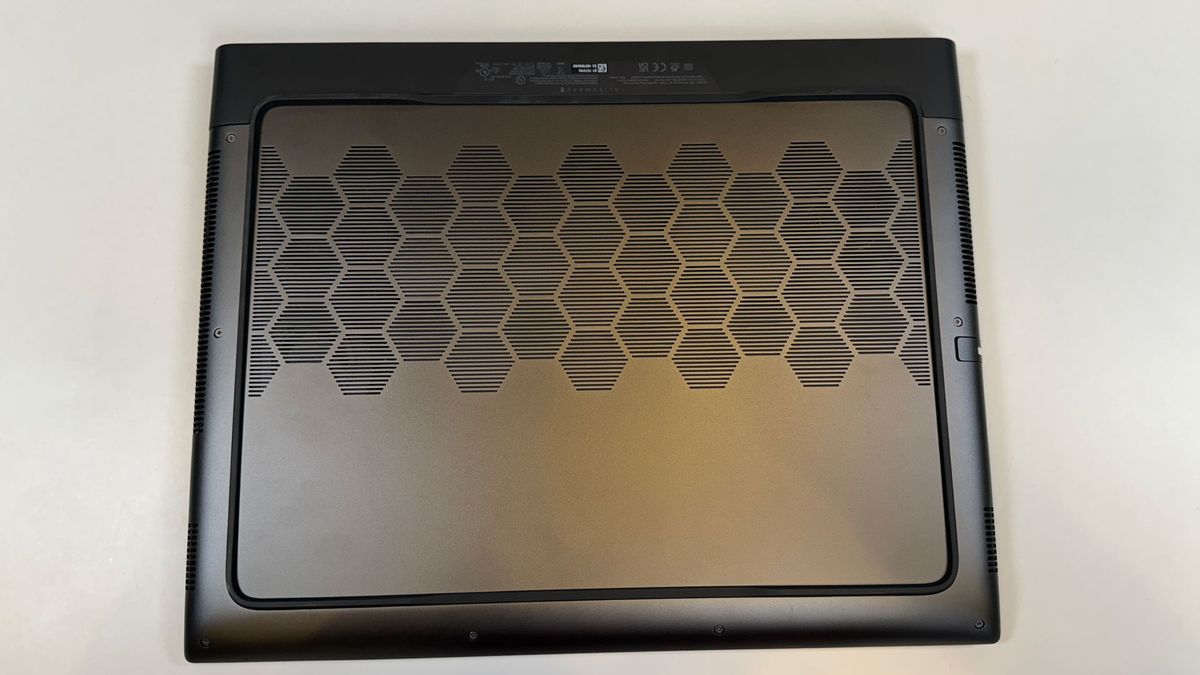 Alienware m18 R2 review: Big battlestation with clicky keys | Tom's ...