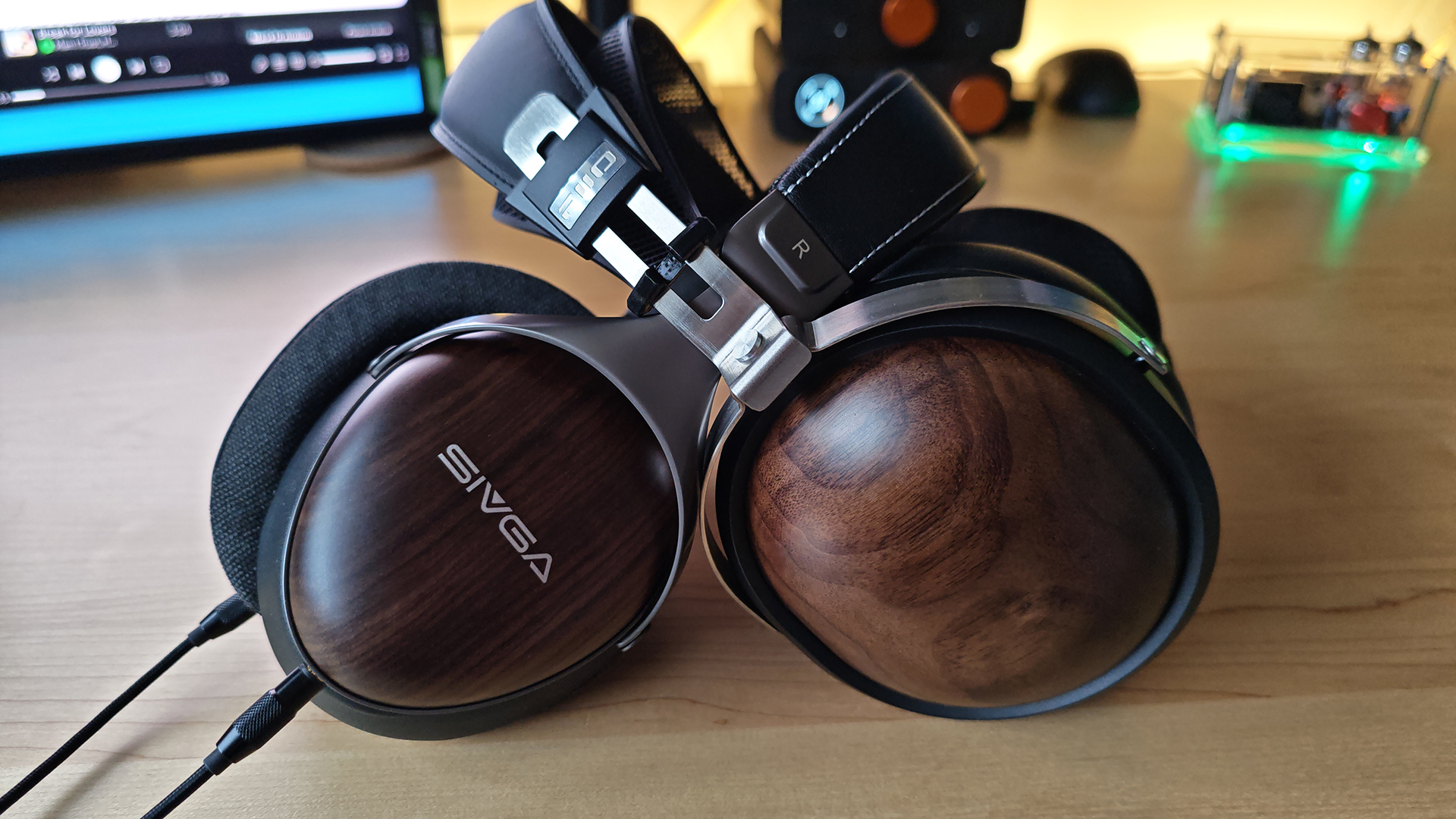 The FiiO FT1 and Sivga Robin 2 headphones, side by side.