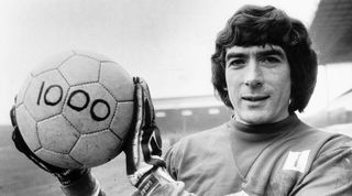 Pat Jennings Arsenal goalkeeper February 1983 hold a football with the figure 1000 which is a football milestone as he has completed a 1000 appearances in first class matches. (Photo by Kennedy Bill/Mirrorpix/Getty Images)
