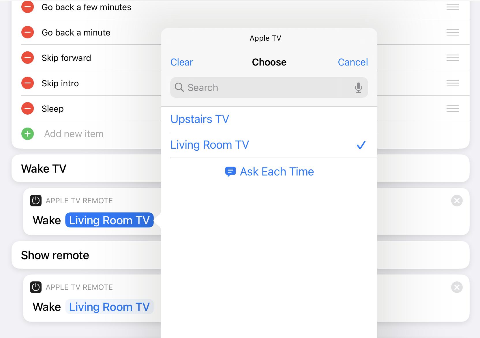 Обрезанный снимок экрана, показывающий действие Apple TV с меню, указывающим, какой телевизор подключен к сети.