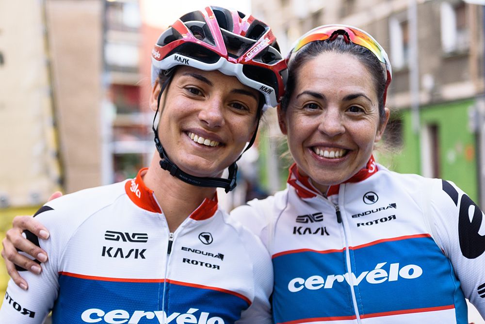 Happy teammates backstage - Ashleigh Moolman-Pasio and Carmen Small - Emakumeen Bira 2016 Prologue