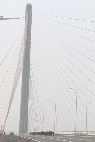 The bunch chases Valentina Bastianelli on the Shanghai Changjing Tunnel Bridge