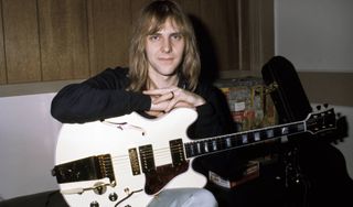 Alex Lifeson – pictured backstage with his beloved Gibson ES-355 in 1977