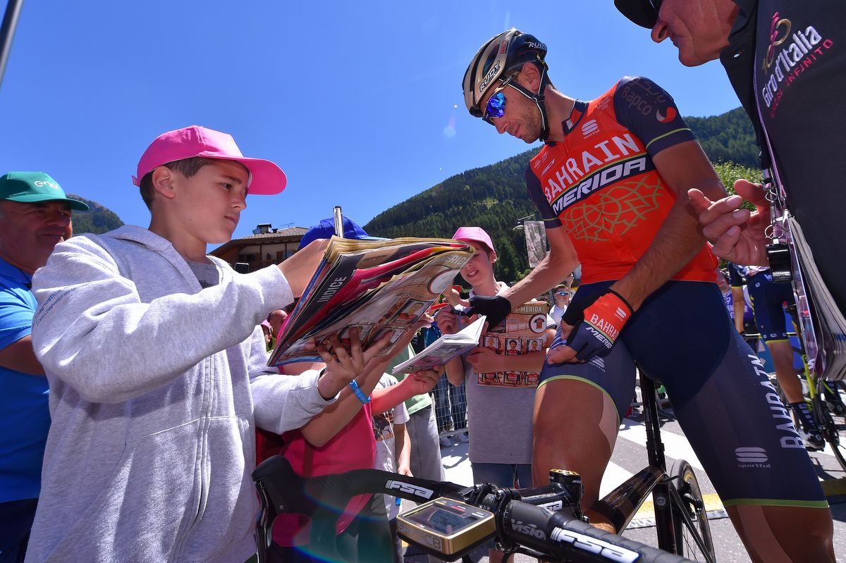 Vincenzo Nibali (Bahrain-Merida) signing autographs for the kids