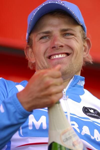 Gerald Ciolek (Milram) opens the Champagne.