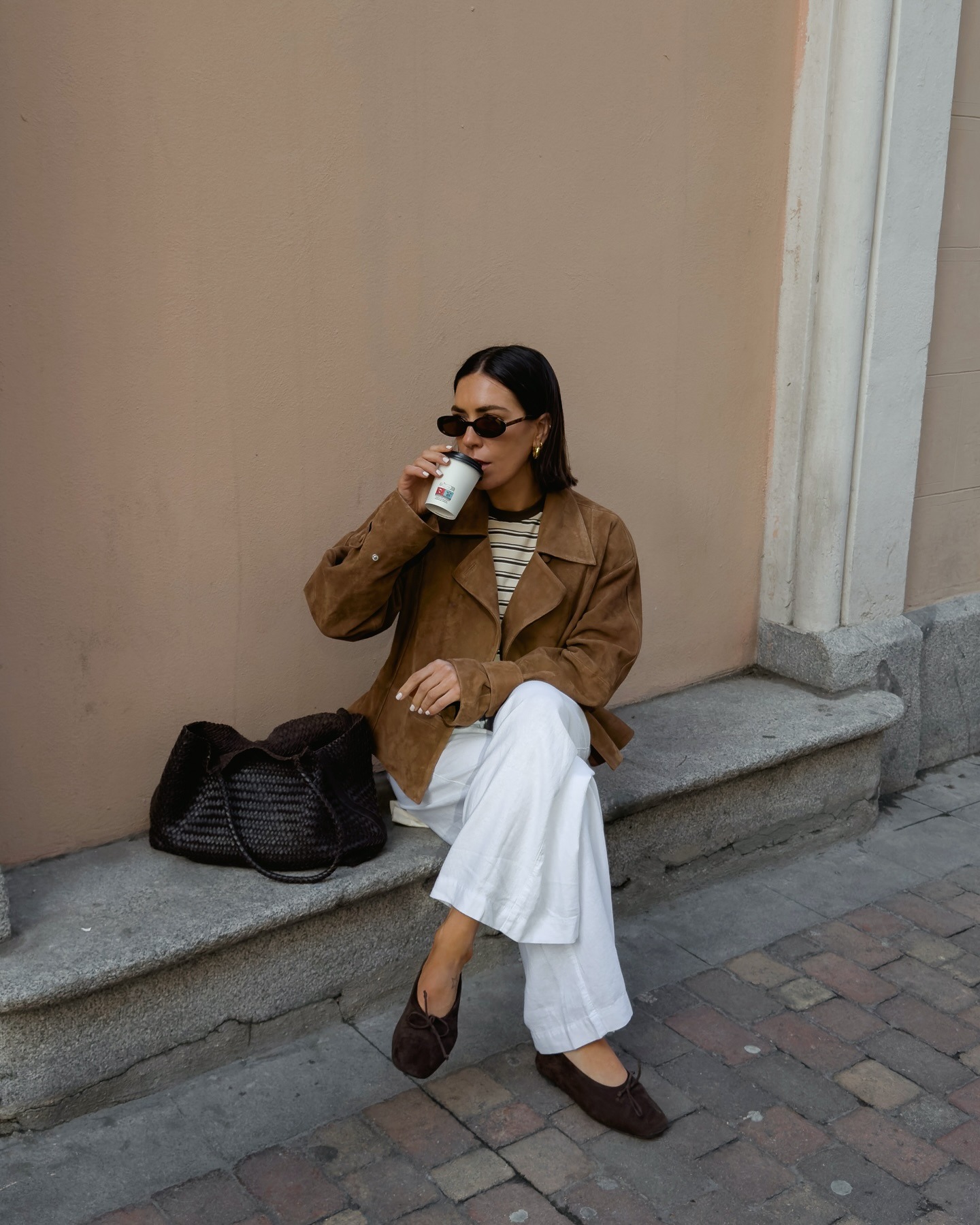 @_jessicaskye wearing a Madewell woven bag, linen trousers, suede jacket, striped shirt, suede ballet flats