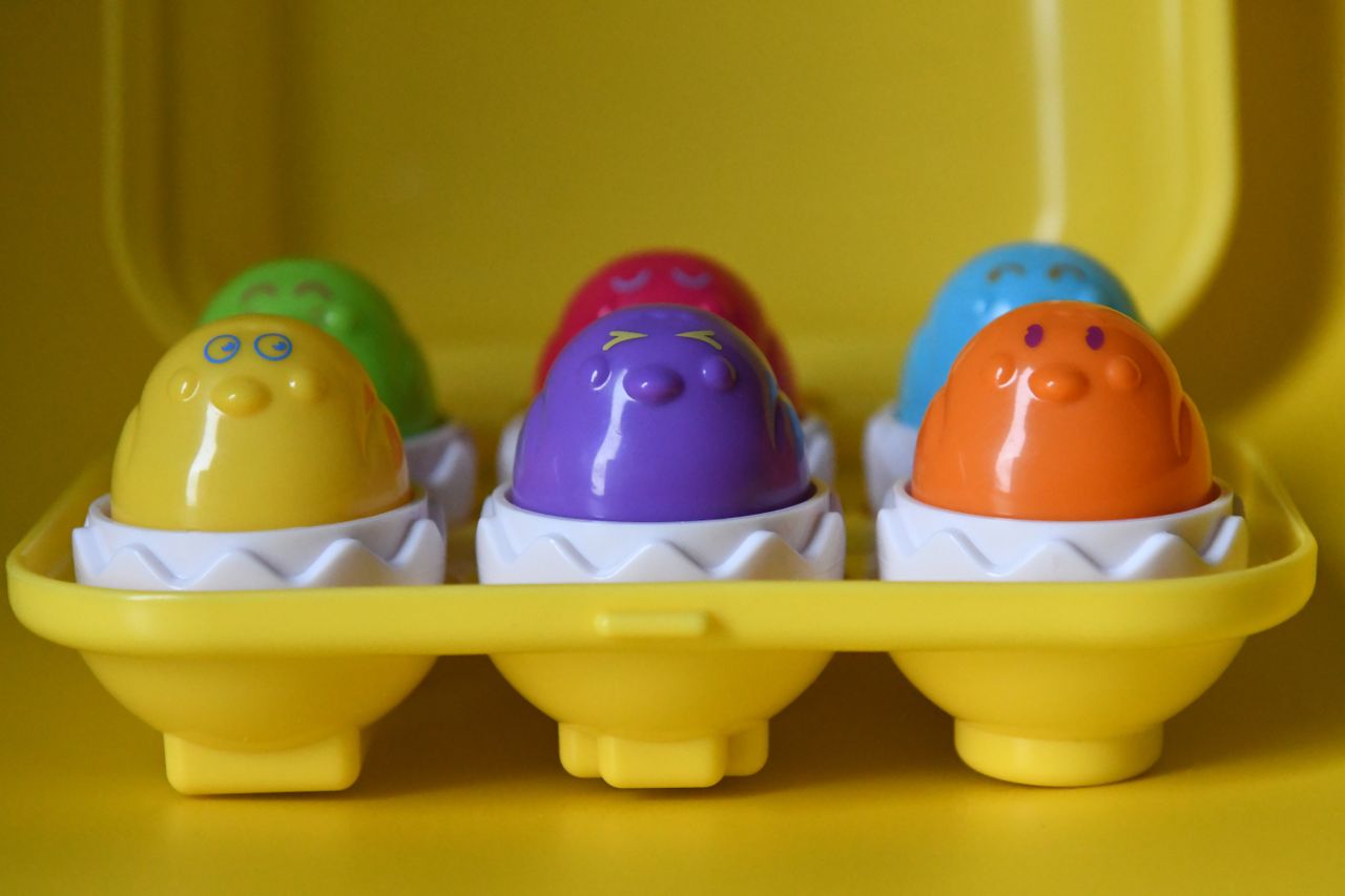 Nikon D7500 sample images: closeup of child's plastic eggs toy
