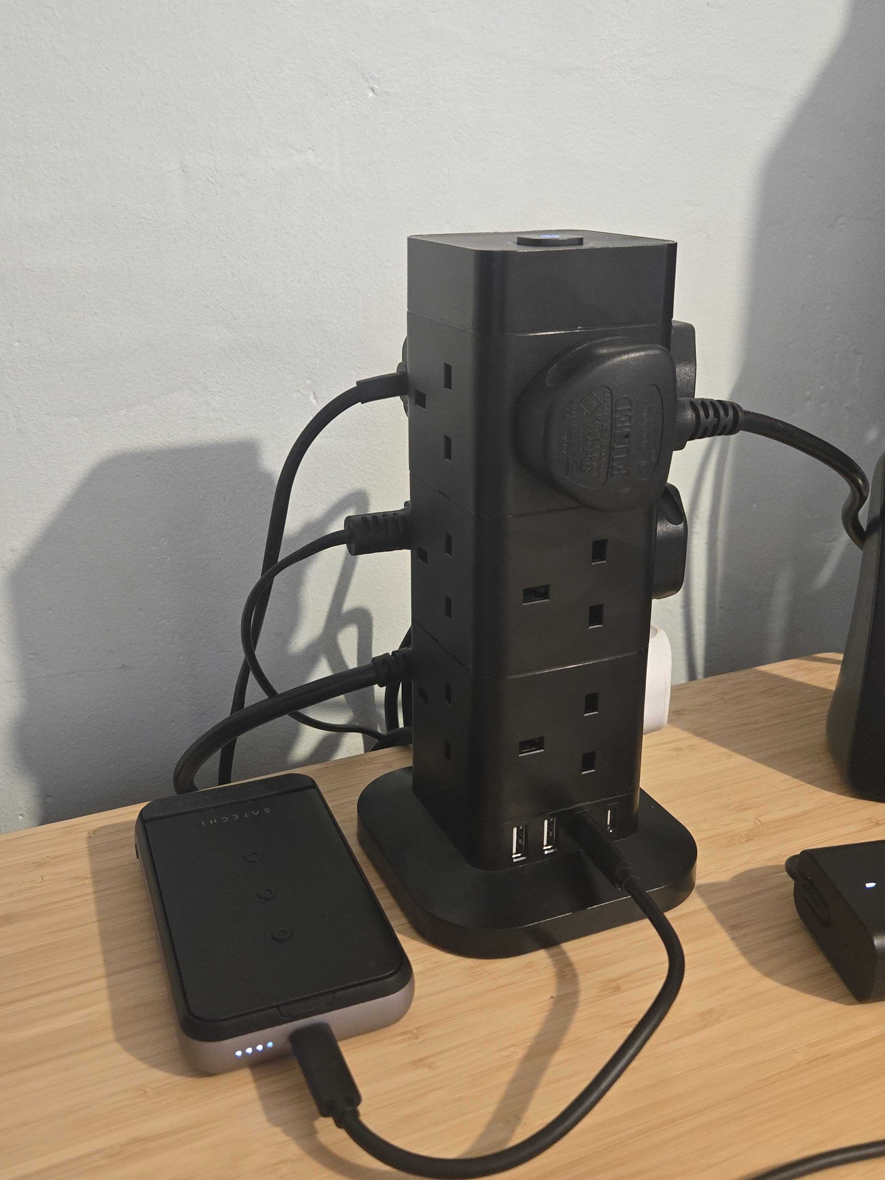 연결된 플러그가있는 Hotimy Power Tower 확장 리드.