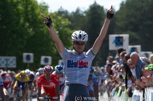 Sylvain Georges (Big Mat - Auber 93) raises his arms in victory.