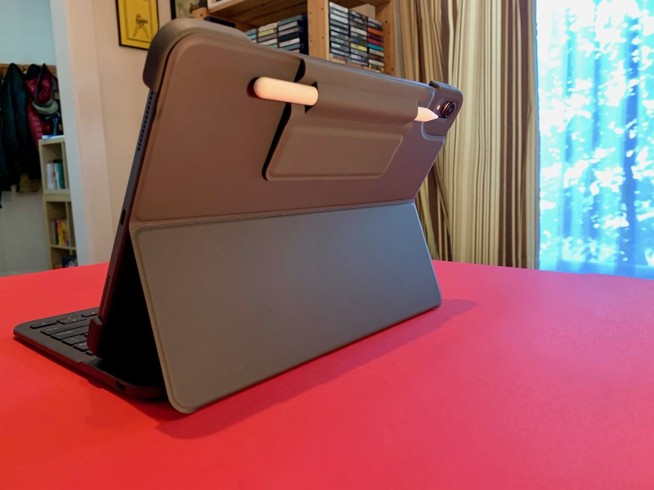 Logitech Folio Slim Pro: Back side view